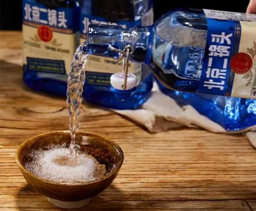 白酒界传奇：一瓶勾兑酒，卖的数量比茅台还多，为什么这么受欢迎