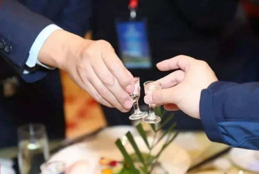 买茅台酒时，为什么会送2只小酒杯？行家：作用很大，建议了解