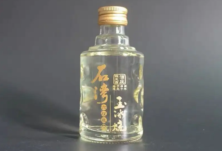 家里什么酒都存？选错白酒存了也白存，来看看哪种酒更值得存