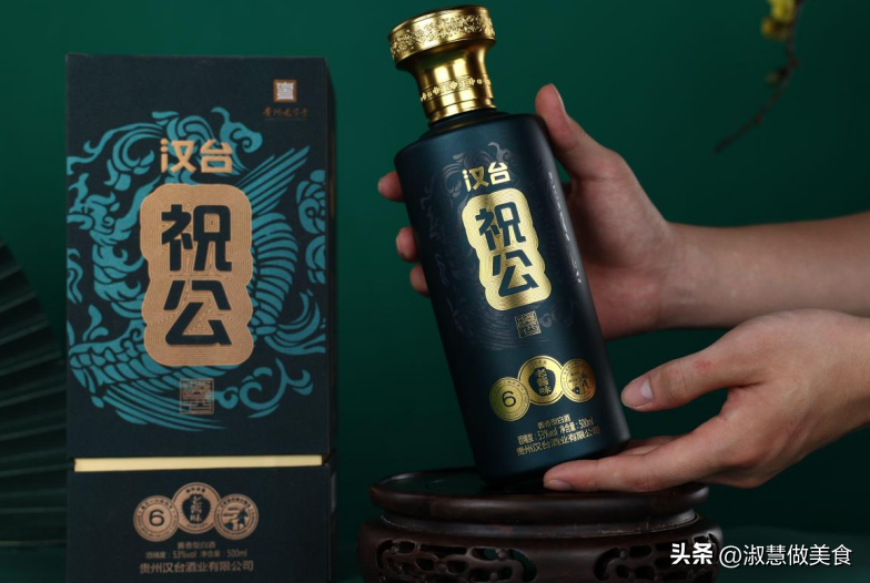 喝白酒时，为啥有人旁边总放着一瓶矿泉水？行家：只有你还没喝懂