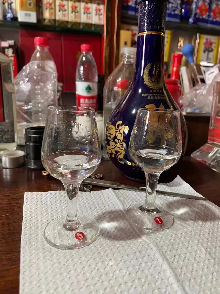 识别酱香美酒。这一条一定造不了假