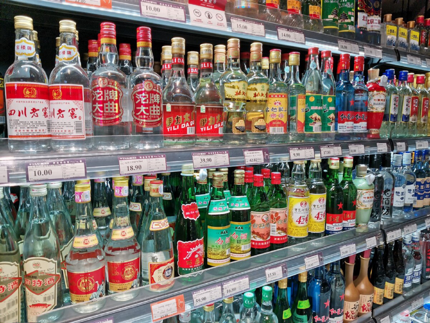 超市货架上的那些宝藏酒，这4款光瓶酒老是落灰，但是酒鬼经常买