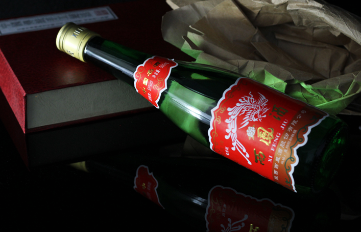 把绿瓶西凤与黄盖玻汾酒相比较，哪种更好喝？行家明确建议选它