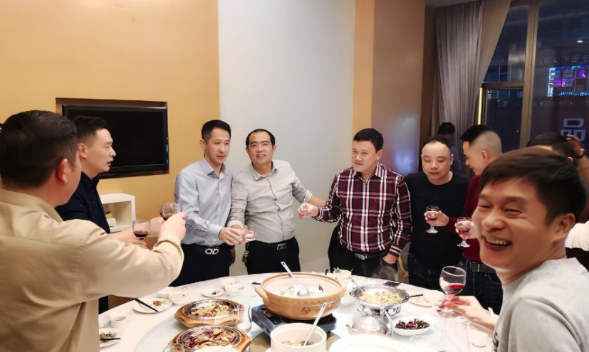 饭局上给对方倒酒，几分满最好？里面讲究得多，搞懂避免得罪人