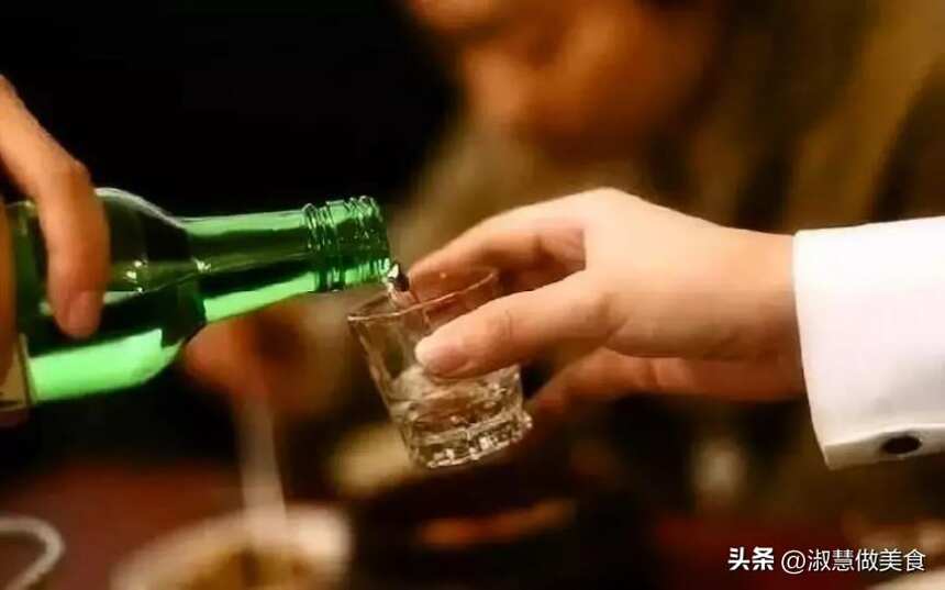 酒局上，不主动敬酒的人是装清高？行家：这才是真正的“聪明人”