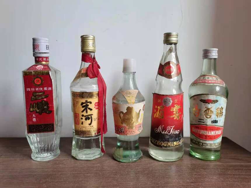 相比白酒加酒精，白酒添加剂是一个更乱的话题，今天就来聊这个