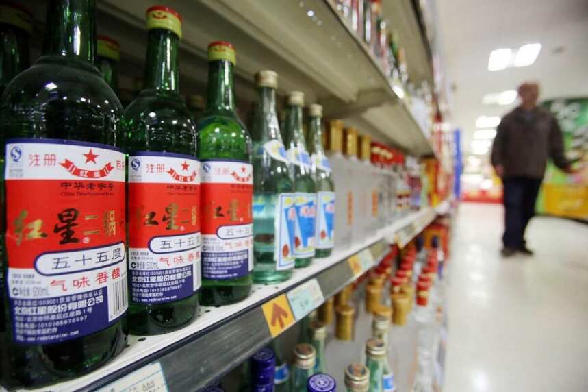超市货架上的3款“倒霉酒”，常因价格低被忽视，酒鬼却在偷偷买