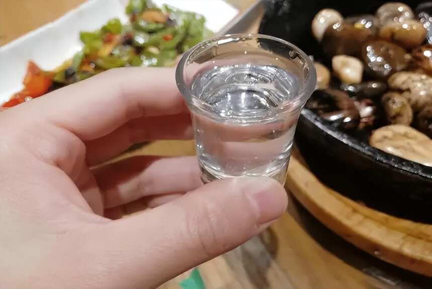 建议中老年人：再缺钱，这3种酒都不能碰，就是香精、香料勾兑的