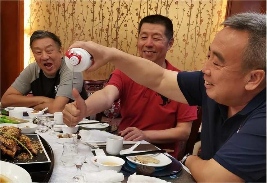 酿酒原料明明没水果，为什么酒中会有果香味？酒厂老师傅说出原由