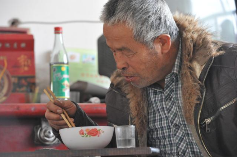 年纪大了，爱喝酒也正常，但最好选择这4种酒，都是优质纯酿