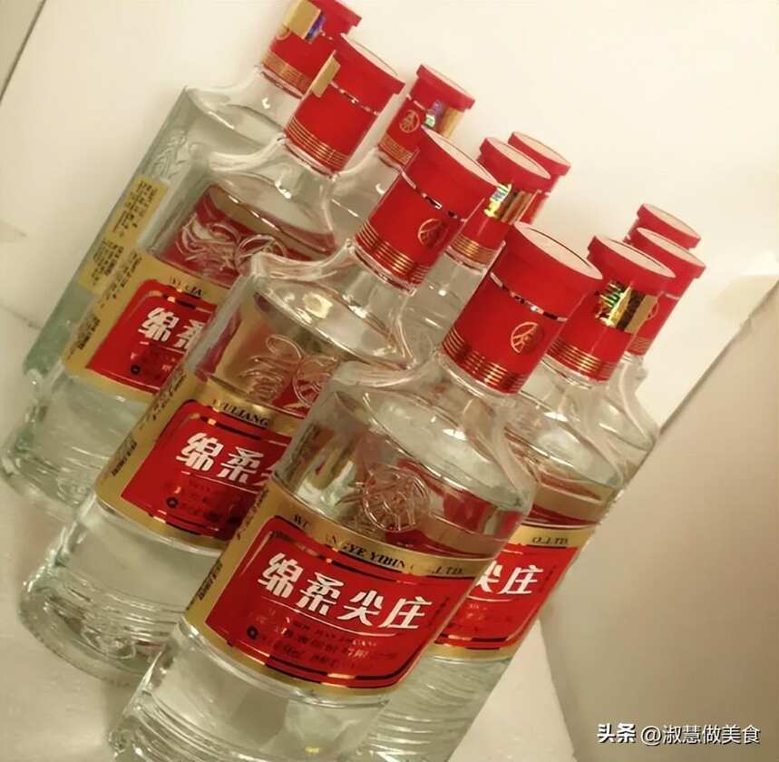 建议中年人：要是不差钱，这四种酒该喝就喝，瓶瓶都是纯粮精酿