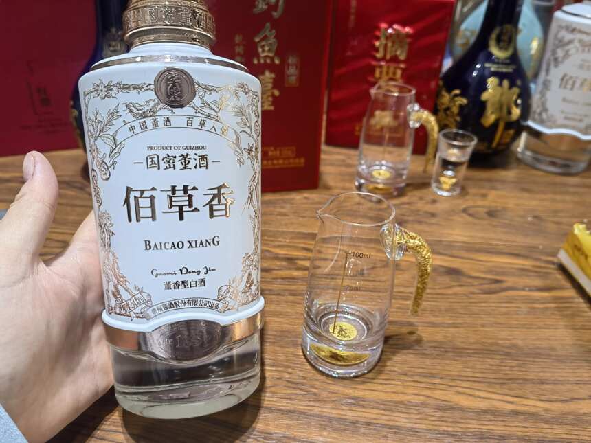 国台龙酒，董酒佰草香，珍酒30年。哪个好喝？