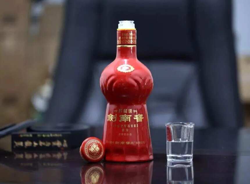 中国白酒千千万，送礼应该选什么酒？