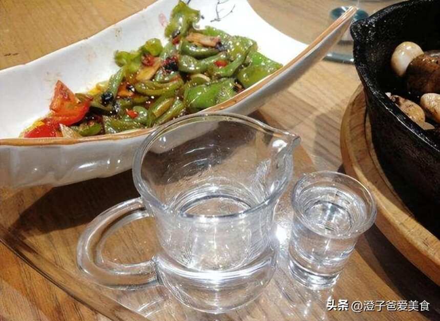 300元一箱的白酒是纯粮酒吗？行家：搞懂这些情况的话，不建议喝