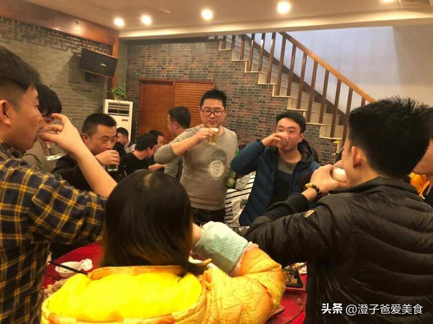 为啥啤酒掺白酒醉得更快？高低度酒能不能混着喝？行家：建议搞懂