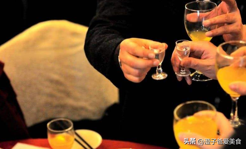 男人爱喝酒很正常！酒局上千万别做这3种事，丢人不说，还遭人嫌