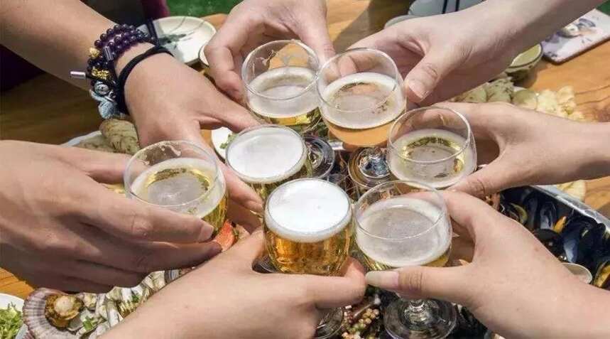 学会辨别这三条酒桌识人术，教你这个人可不可以深交