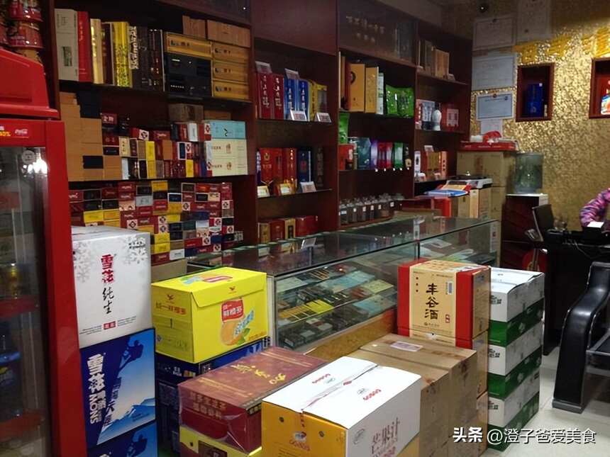 路边烟酒店能赚钱吗？一天到晚没顾客还倒闭不了？老板：暗藏玄机