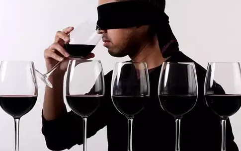 “盲品”就是闭着眼睛品酒？葡萄酒盲品绝不只有这么简单