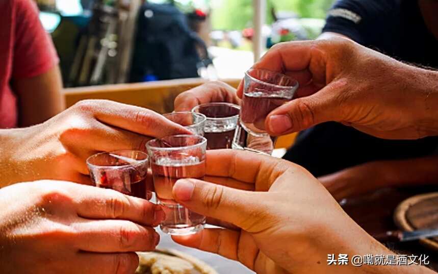 酒桌“头两杯酒”最能体现修养，如何给酒局开个好头？