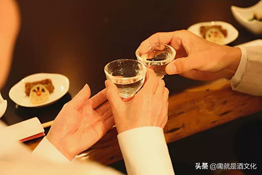 酒桌“头两杯酒”最能体现修养，如何给酒局开个好头？