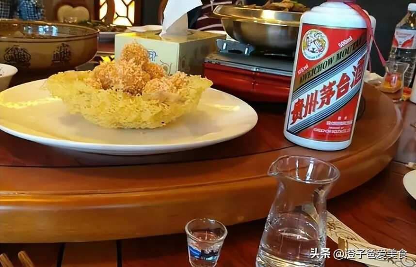 山东一男子自带茅台酒去饭店吃饭，本想让服务员开瓶，结果出事了