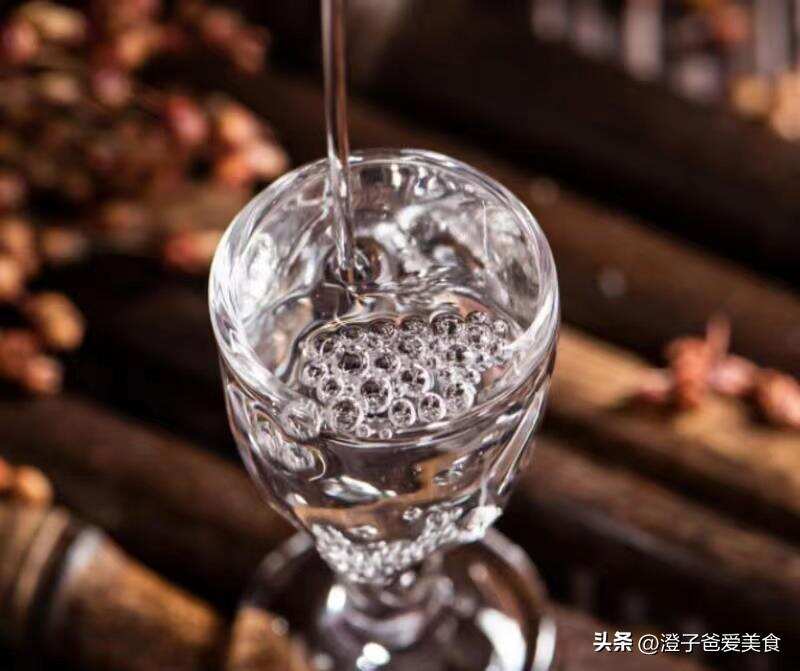 请客喝酒，不管有钱没钱，这3种酒都别带上桌，丢人丢面还伤感情