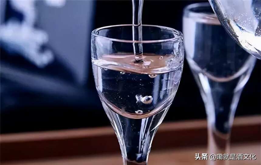 酒桌“头两杯酒”最能体现修养，如何给酒局开个好头？