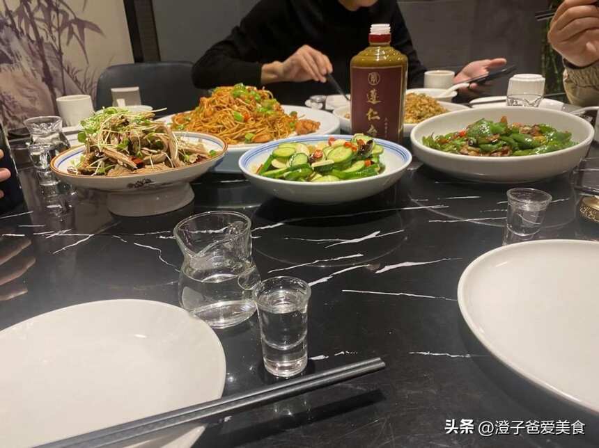 300元一箱的白酒是纯粮酒吗？行家：搞懂这些情况的话，不建议喝