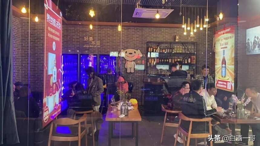 传统零售转型难 他却两月连开6店：京东酒世界店主的生意经