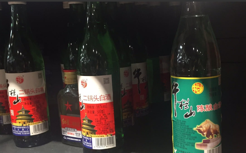 平民酒“酒王”或将更替？光瓶酒市场大变样，牛栏山还顶得住吗？