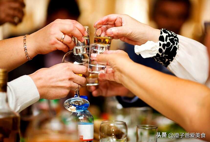 请客喝酒，不管有钱没钱，这3种酒都别带上桌，丢人丢面还伤感情