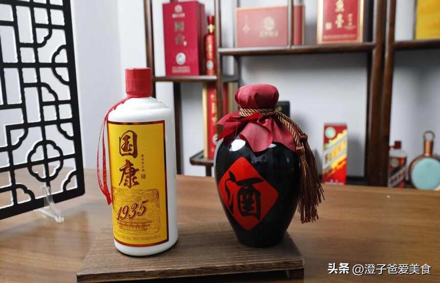 山东一土豪请客，喝光33年茅台后扔掉酒瓶，却被拾荒者捡“便宜”