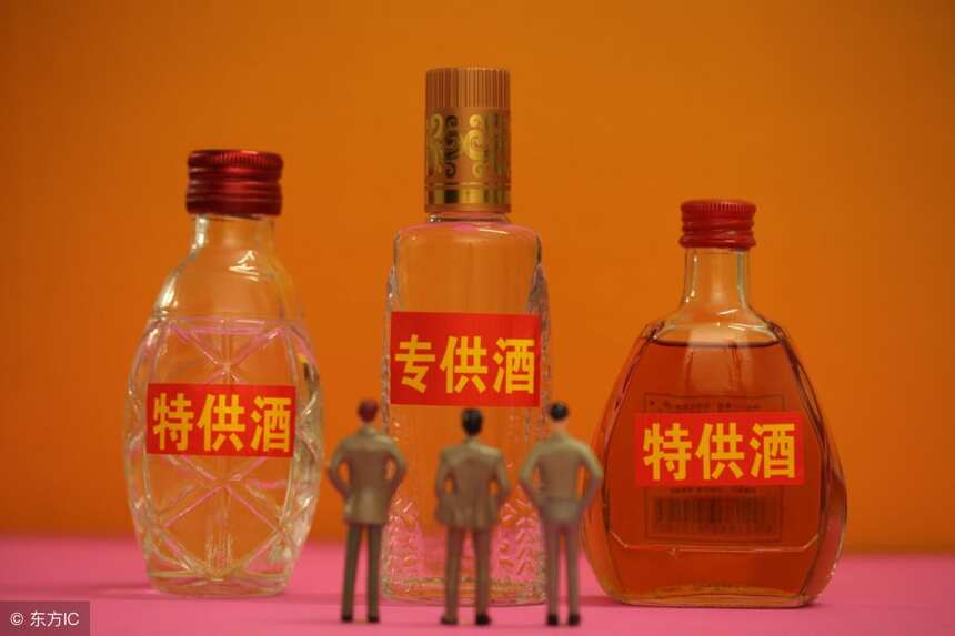 买白酒时，瓶身上有这3个“假酒标志”，白给也别要