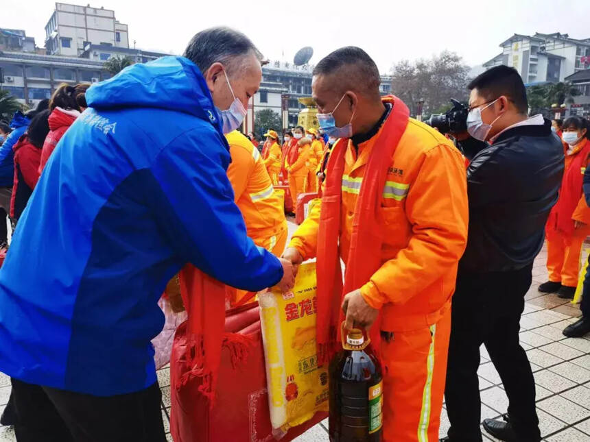 温暖寒冬，致敬城市美容师——茅台贵州省经销商联慰问环卫工作者