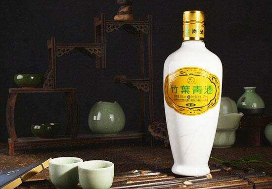 中国第一养生保健酒-竹叶青酒，瓷瓶老酒可喝可存，口感没得说