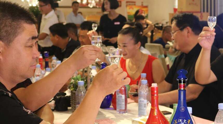 从中秋温河王热销看中国酒桌文化