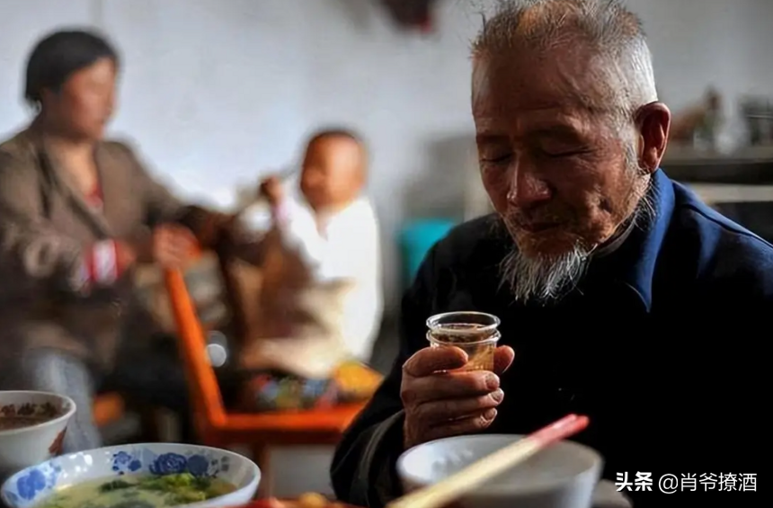 贵州54岁大爷，20年坚持每天喝2两白酒，如今身体成啥样了？