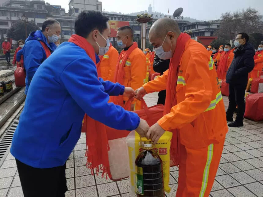 温暖寒冬，致敬城市美容师——茅台贵州省经销商联慰问环卫工作者