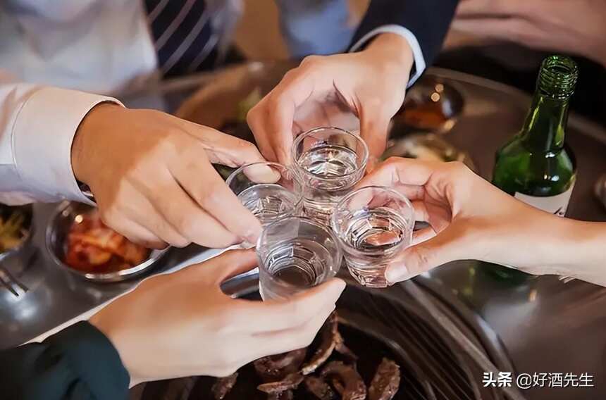 能喝一瓶白酒和能喝十瓶啤酒的人，谁酒量更好？