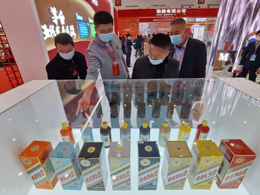 超高端白酒卖的是什么？网友：卖的品牌