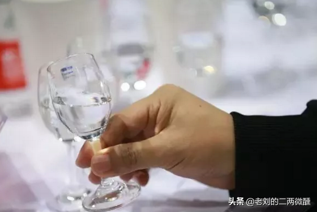 喝白酒是“有益”还是“有害”？专家观点矛盾，酒友：看你怎么想