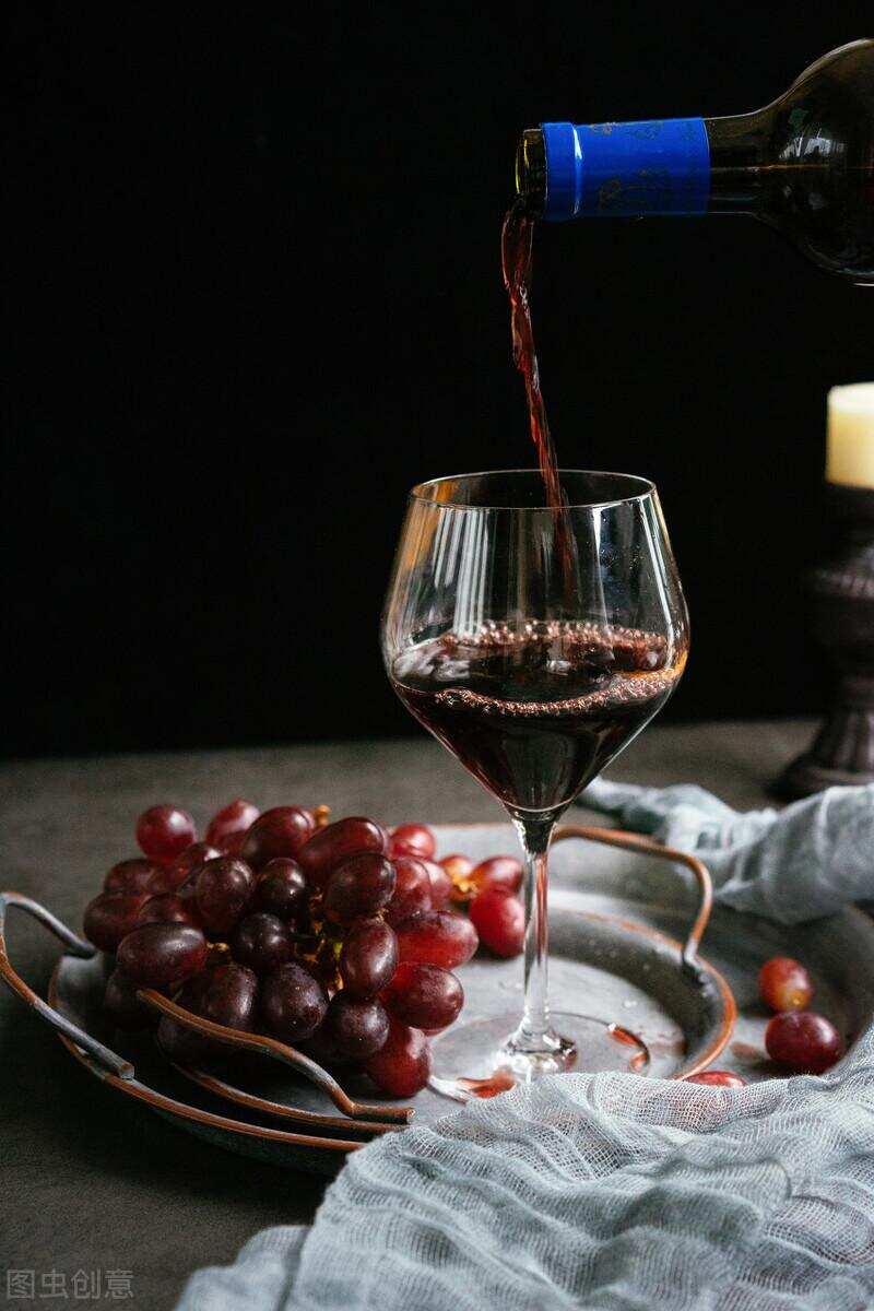 品味红酒，犹如品味人生