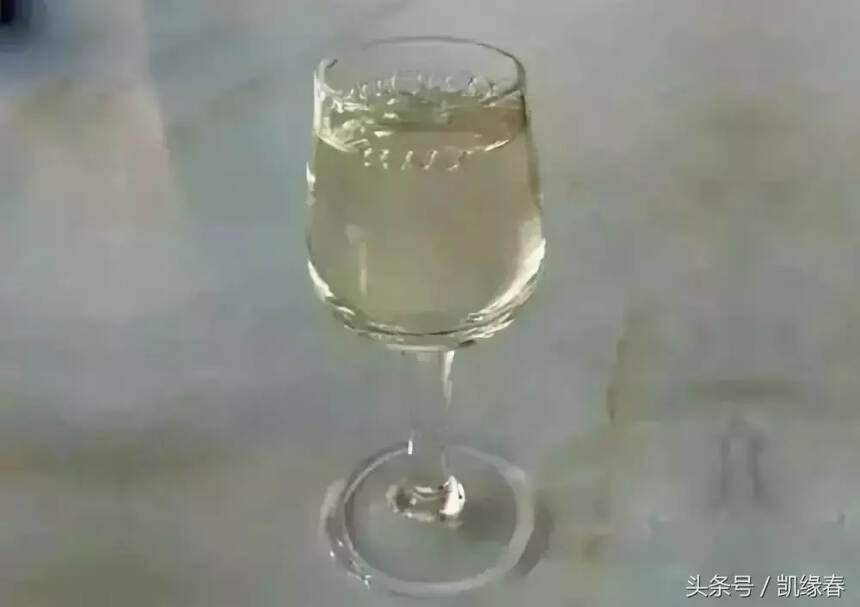 发黄的酒，真的就是好酒吗？