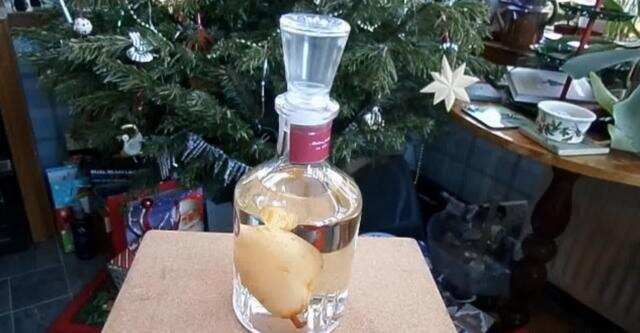 如何将整个梨放入白酒中泡酒，这个操作简直神了，发明者高明！