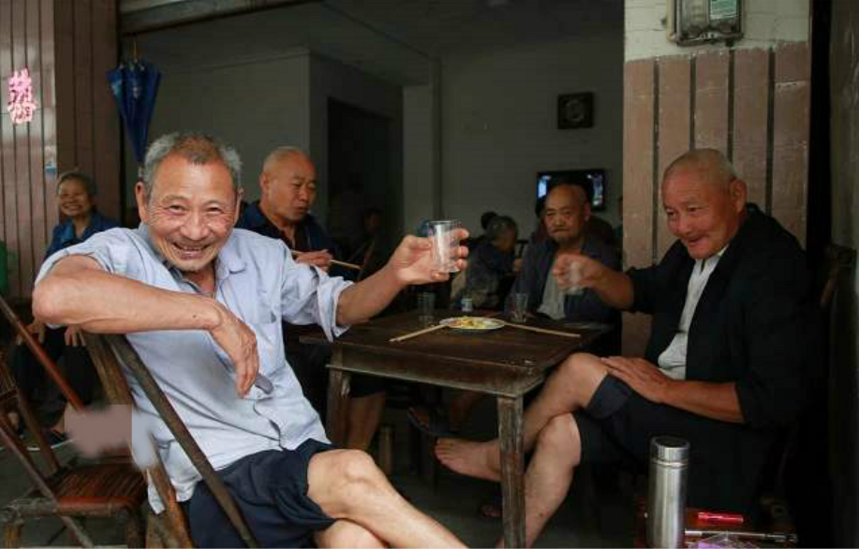农村86岁老人，坚持喝温酒几十年，不是因为习惯，真正原因太意外