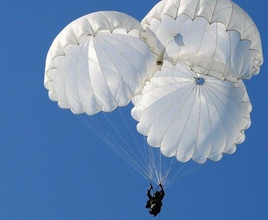 伞兵使用白色降落伞 不怕被敌人发现吗？