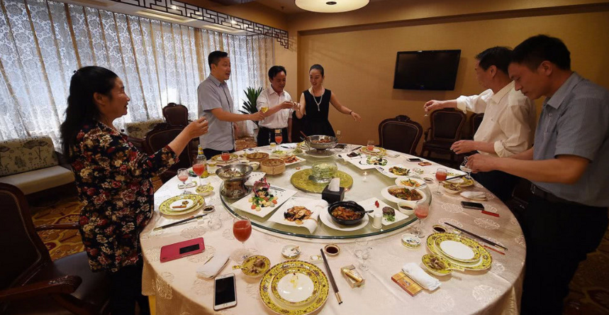 酒局应酬不了解座次？酒场老滑头教你圆桌方桌顺序，学会不吃亏