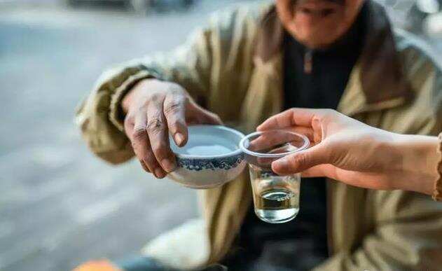 结婚几十年，每天都要一起喝一杯？知道原因后，网友：羡慕