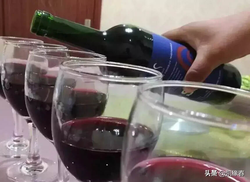红酒为什么不能满杯？